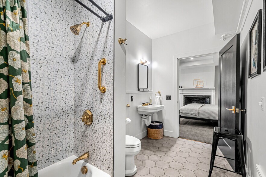 More Photos Of 409 The Hill, Portsmouth Hotel For Sale