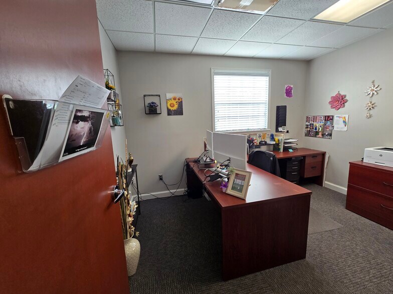 More Photos Of 465 Warren Ave, Longwood Office For Lease