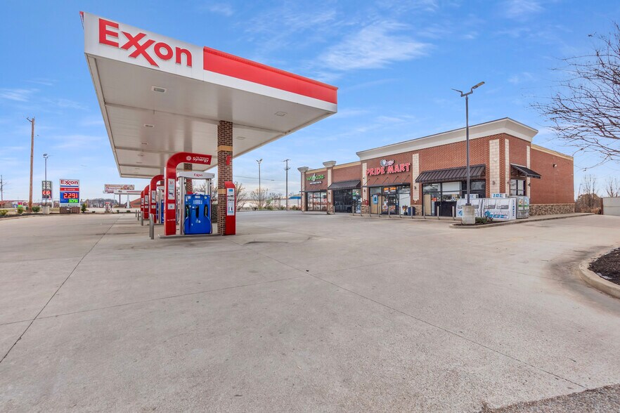 Primary Photo Of 7641 Hacks Cross Rd, Olive Branch Service Station For Sale