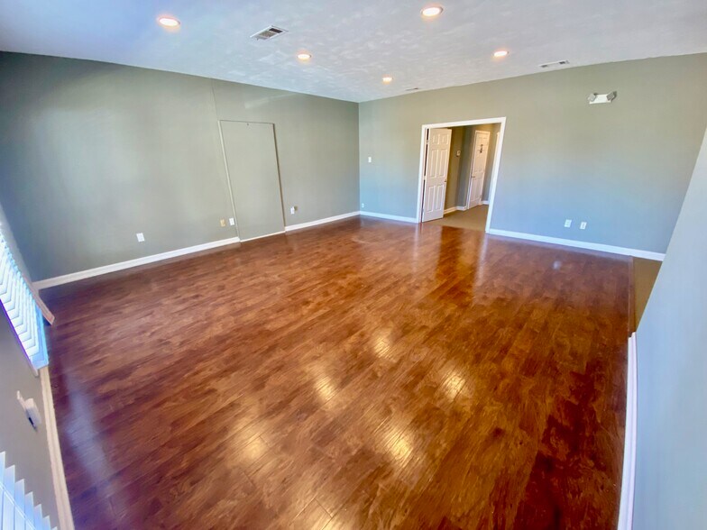 More Photos Of 401 Cross Park Dr, Pearl Storefront Retail Office For Sale