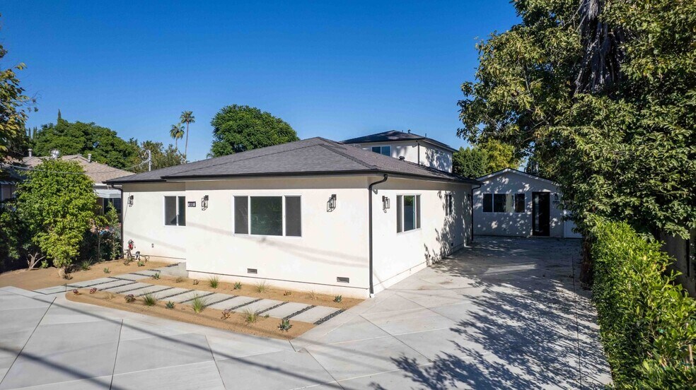 Primary Photo Of 6842 Cedros Ave, Van Nuys Apartments For Sale