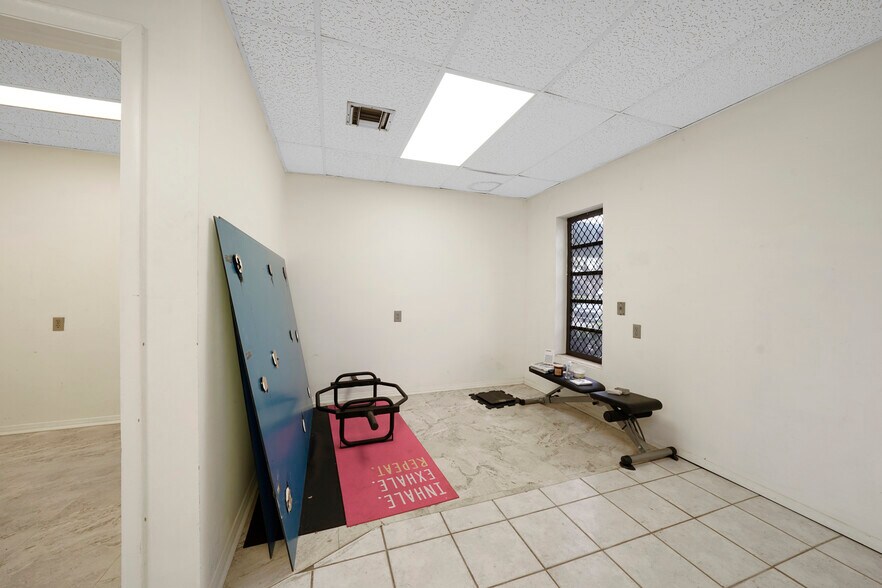 More Photos Of 1500-1536 S Dixie Hwy, Pompano Beach Showroom For Lease