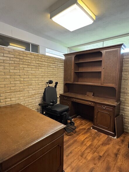 More Photos Of 611 N Esplanade St, Cuero Medical For Sale