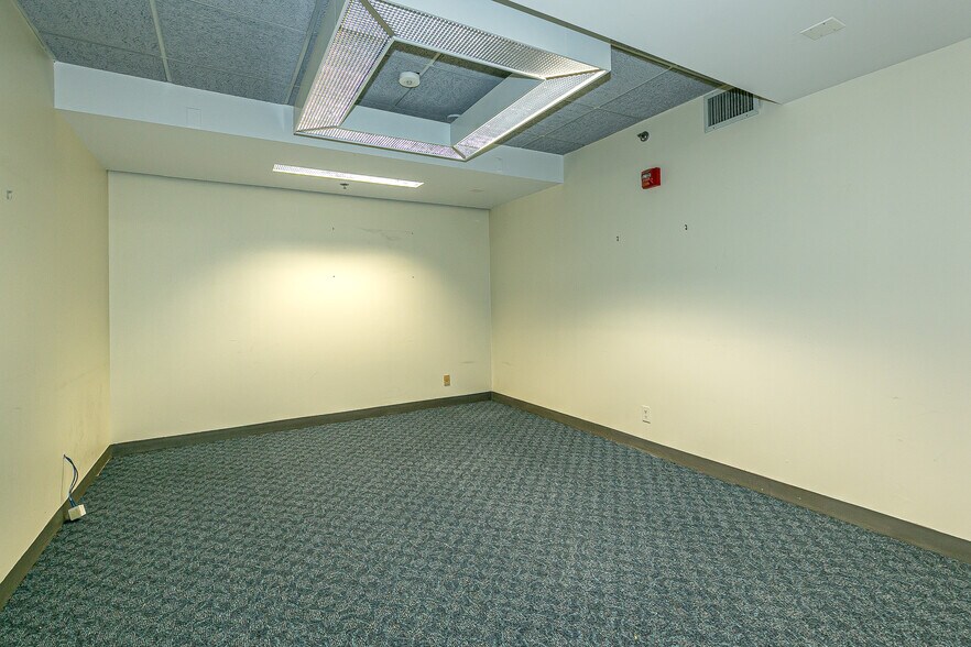 More Photos Of 24840 Northern Blvd, Little Neck Bank For Lease