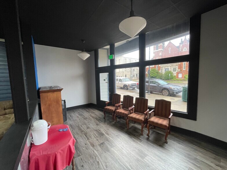 More Photos Of 26 W Broadway St, Shelbyville Office For Lease