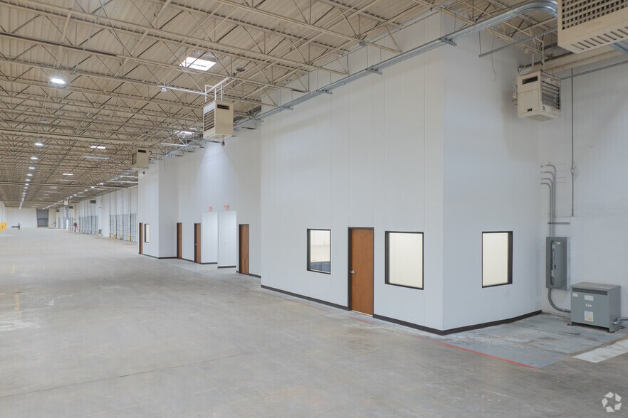 More Photos Of 2424 N Westmoreland Rd, Dallas Manufacturing For Lease