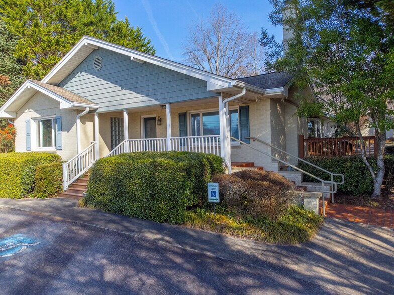More Photos Of 156 White Oak St, Franklin Medical For Sale