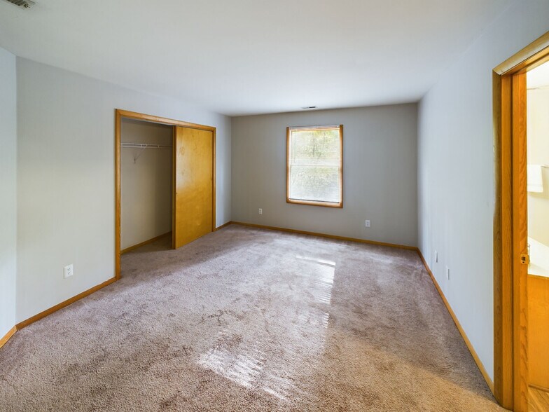 More Photos Of 1533 Arbors Ln, Bloomington Apartments For Sale