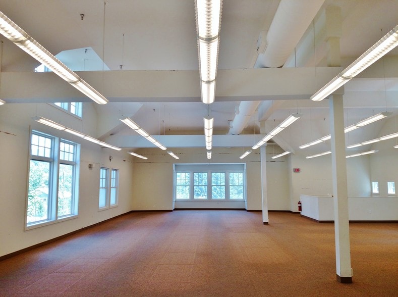 More Photos Of 96 Depot St, Manchester Center Freestanding For Lease