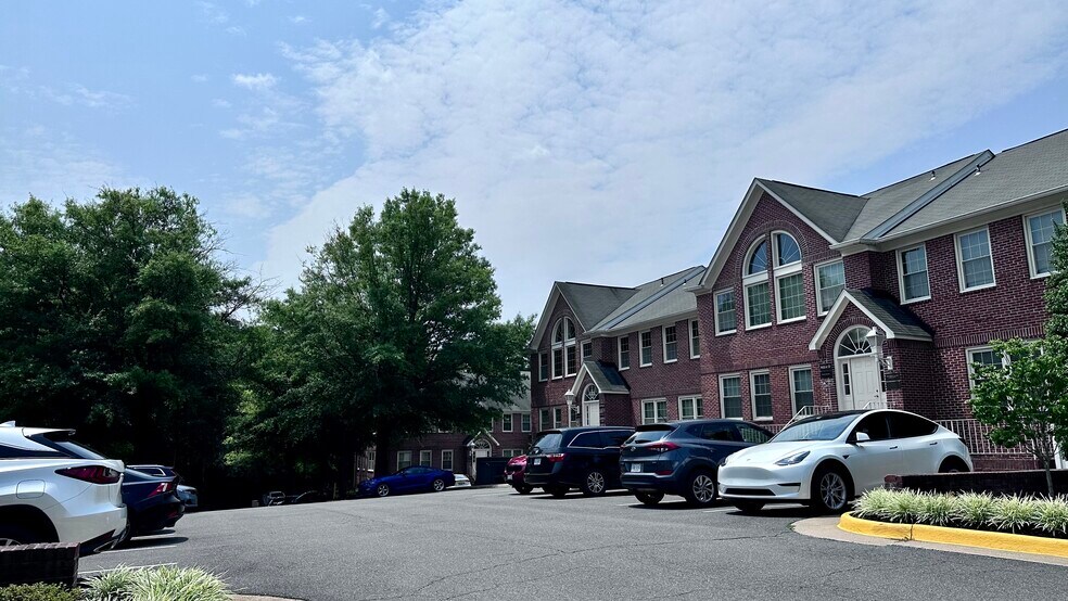 More Photos Of 9668-9683 Main St, Fairfax Medical For Lease