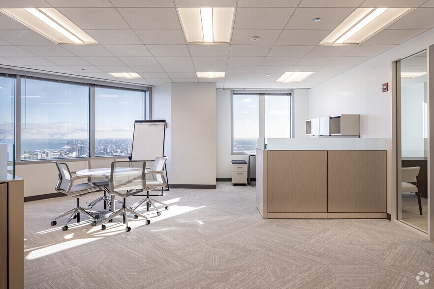 More Photos Of 311 S Wacker Dr, Chicago Office For Lease