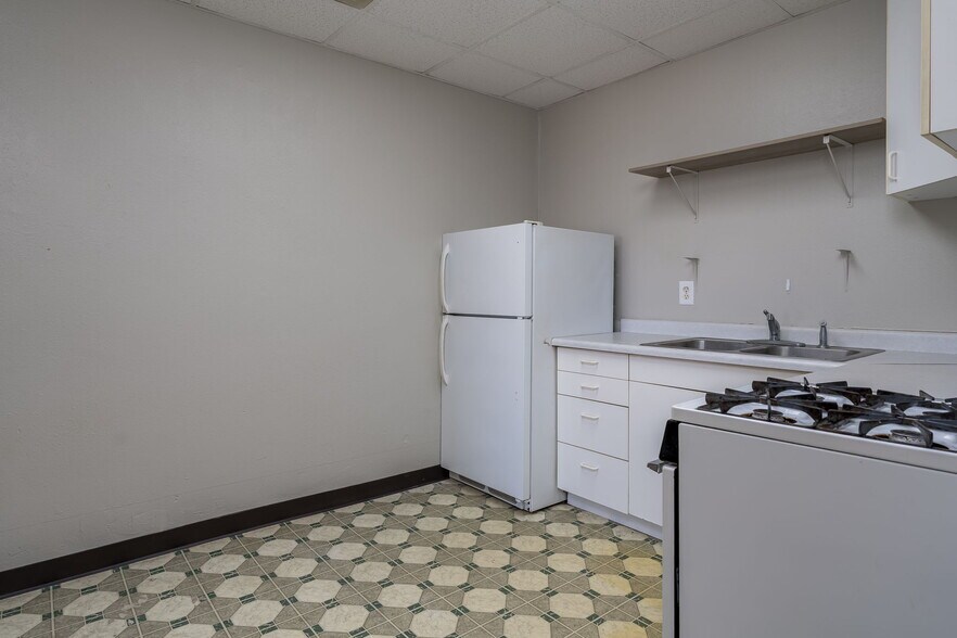 More Photos Of 138 N Main St, Janesville Storefront Retail Residential For Sale