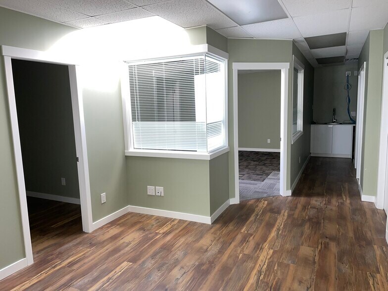 More Photos Of 2981 Simpson Rd, Richmond Showroom For Sale