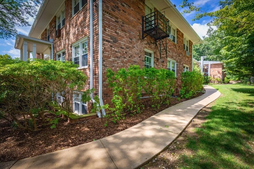 More Photos Of 14 Walden Pl, Montclair Apartments For Sale