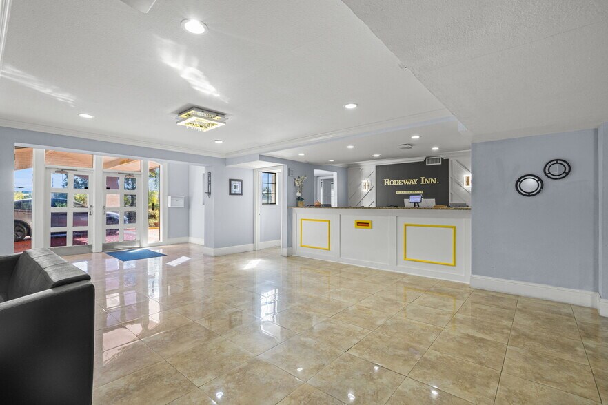 More Photos Of 2904 Melbourne St, Tampa Hotel For Sale