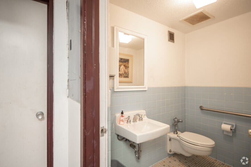 More Photos Of 1711 W Irving Blvd, Irving Medical For Lease