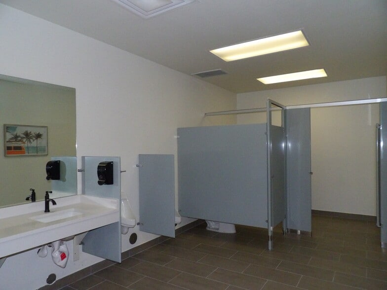 More Photos Of 11500 Pellicano Dr, El Paso Showroom For Lease