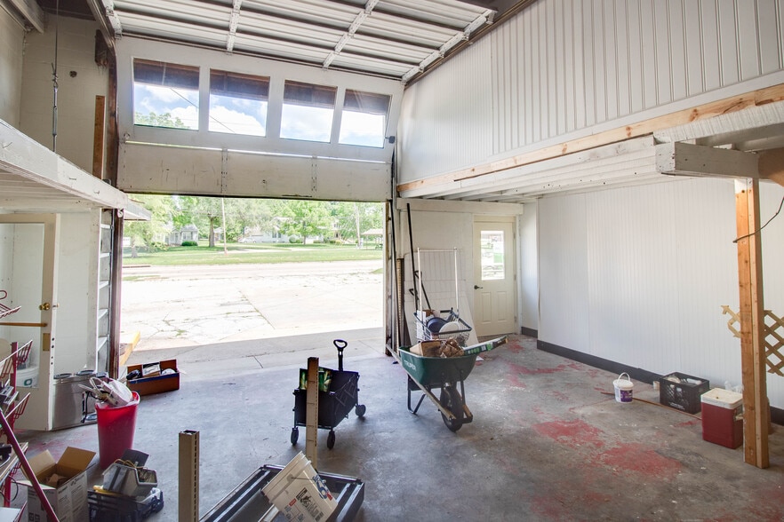 More Photos Of 406 W Carpenter St, Jerseyville Flex For Sale