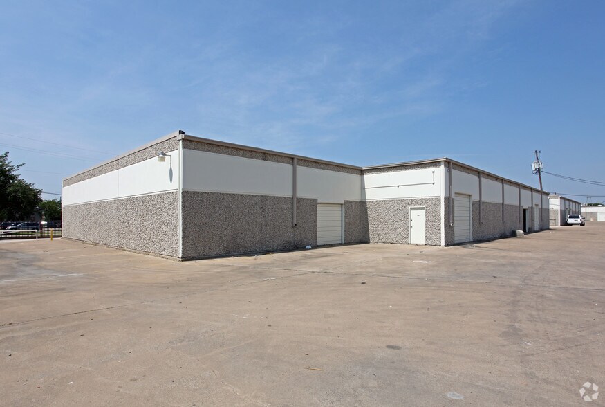 More Photos Of 11127 Shady Trl, Dallas Light Distribution For Sale