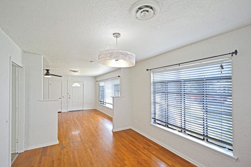 More Photos Of 268 E Mill St, New Braunfels Medical For Lease