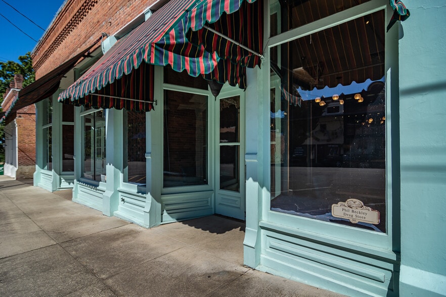 More Photos Of 115 NE Locust St, Oakland Restaurant For Sale