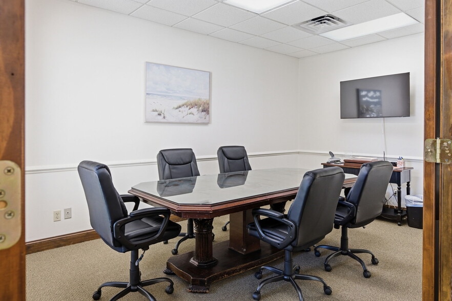 More Photos Of 70 N Main St, Hilton Head Island Office For Sale