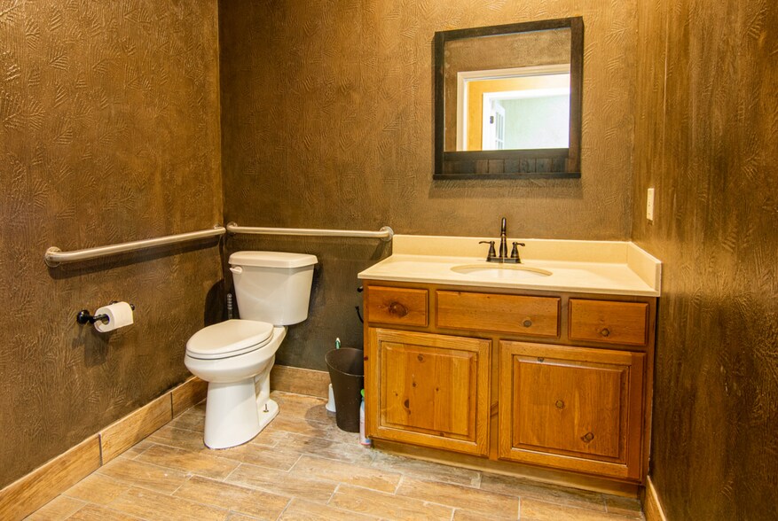 More Photos Of 1968 E Chestnut Expy, Springfield Office For Lease