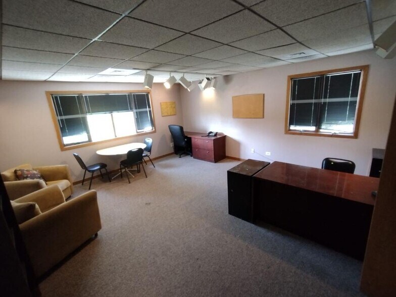 More Photos Of 474 Summit St, Elgin Office For Lease