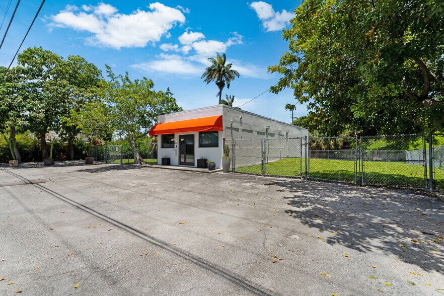 More Photos Of 126 NE 1st Ave, Dania Beach Office For Sale