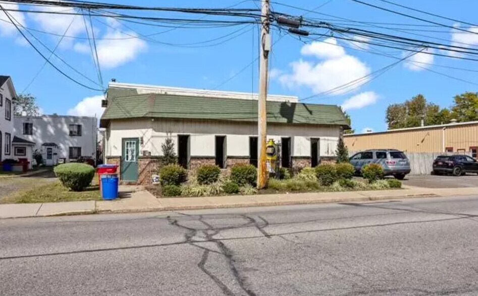More Photos Of 2271 E Farragut Ave, Bristol Auto Repair For Sale
