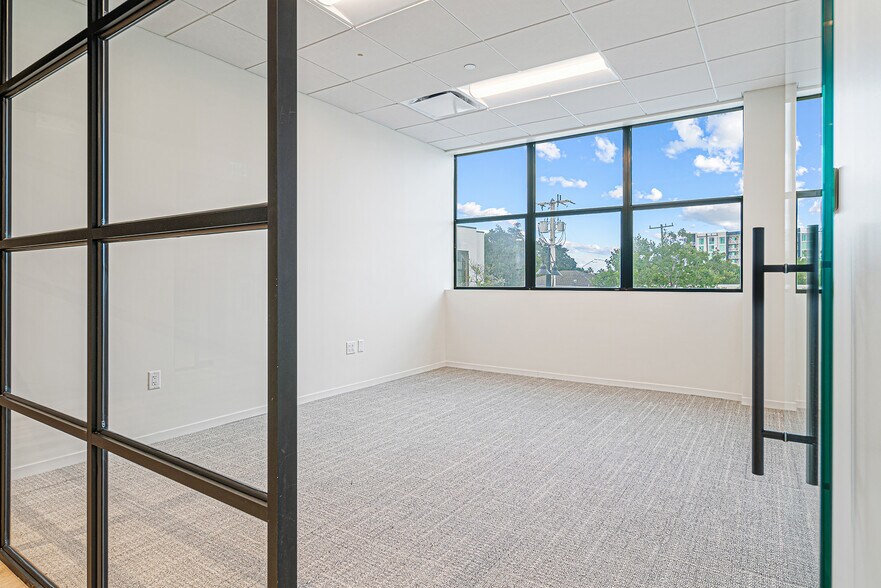 More Photos Of 885 N Railroad Ave, West Palm Beach Unknown For Lease