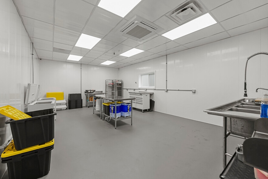 More Photos Of 700 S Main St, Sheffield Refrigeration Cold Storage For Sale