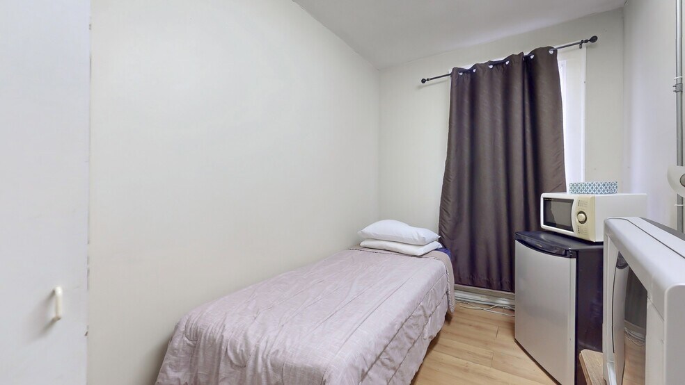 More Photos Of 135 Jarvis St, Toronto Hotel For Sale