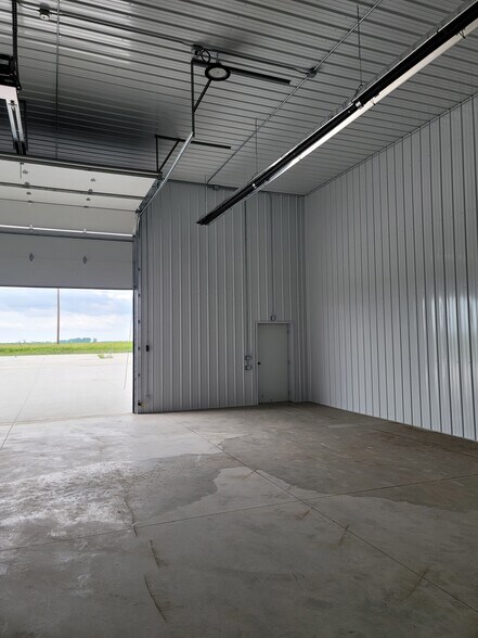 More Photos Of 401 Snyder Dr - Building A, Huxley Flex For Sale