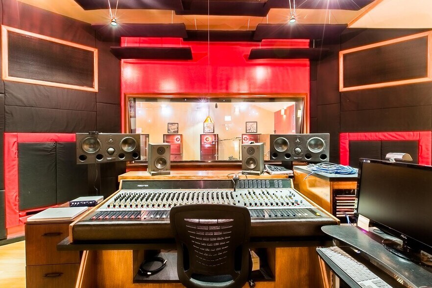 More Photos Of 515 E Iris Dr, Nashville Loft Creative Space For Sale