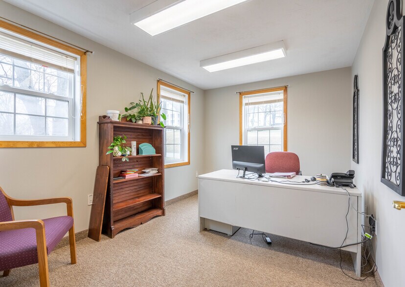 More Photos Of 415 Main St, Spencer Office For Sale