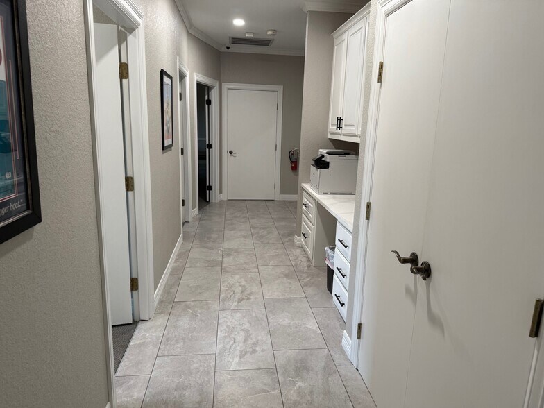 More Photos Of 2124 Parkwood Dr, Bedford Office For Lease