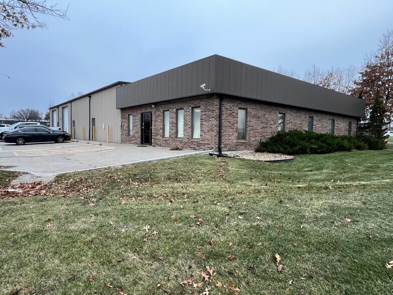 More Photos Of 401 SE Fleetway Dr, Lee's Summit Warehouse For Sale