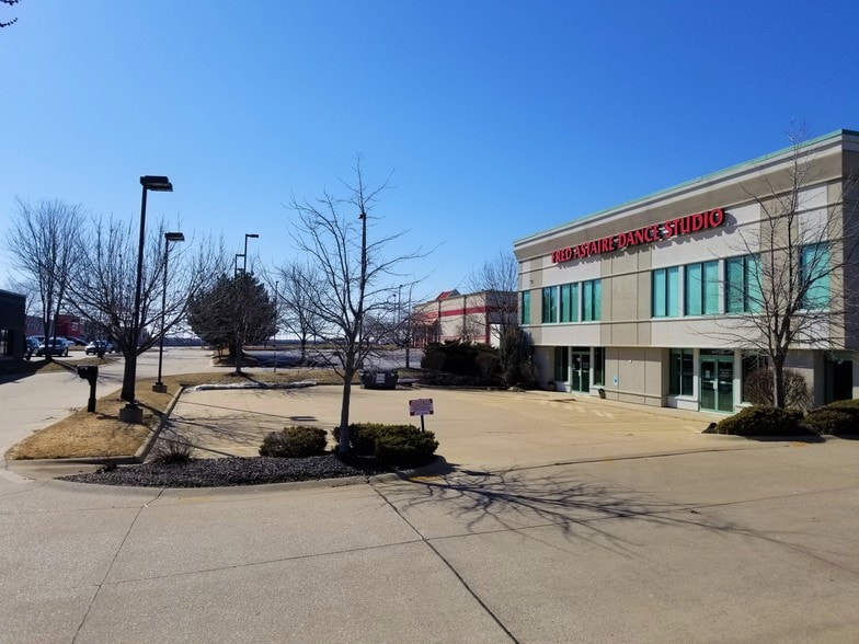 More Photos Of 3170 E 53rd St, Davenport Freestanding For Lease