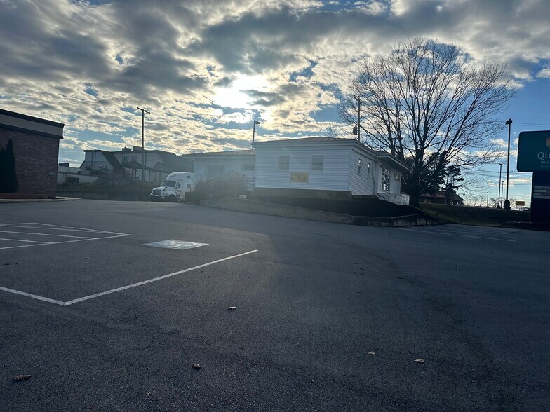 More Photos Of 2550 E Market St, York General Retail For Sale