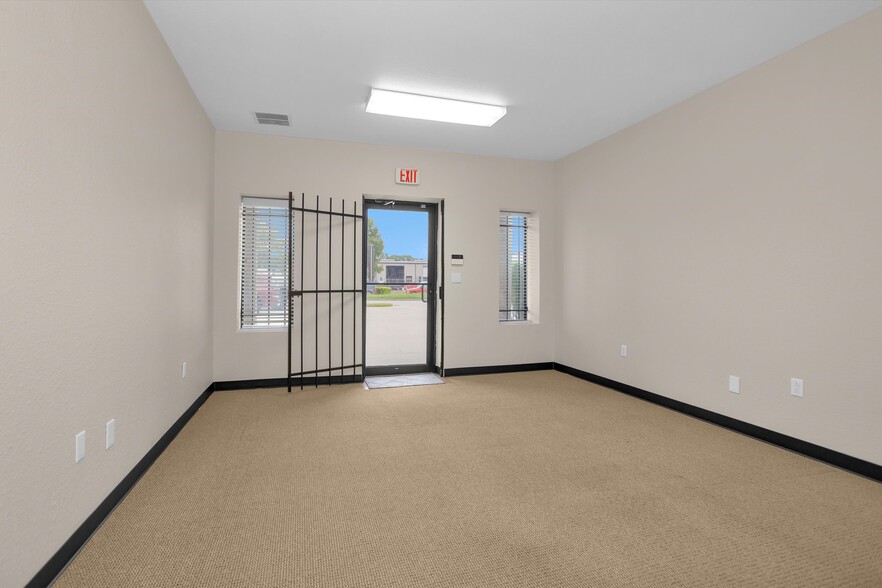 More Photos Of 11111 Neeshaw Dr, Houston Industrial For Lease