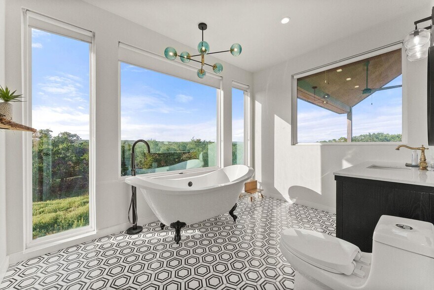 More Photos Of 5460 FM 2325, Wimberley Hotel For Sale