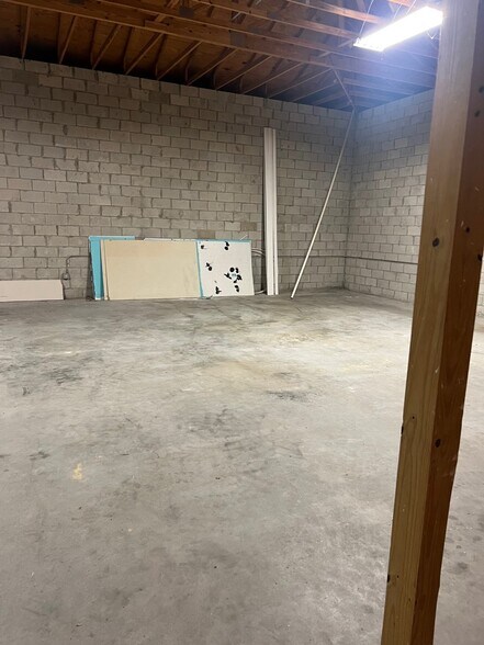 More Photos Of 3037 SW 3rd Ter, Okeechobee Showroom For Lease