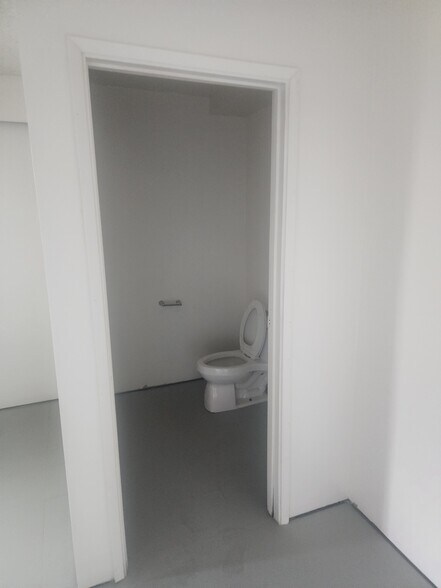 More Photos Of 645 Ahua St, Honolulu Warehouse For Lease