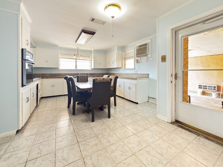 More Photos Of 1801 S 5th St, Leesville Hotel For Sale