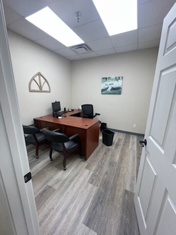 More Photos Of 907 N Bluff Rd, Collinsville Flex For Lease