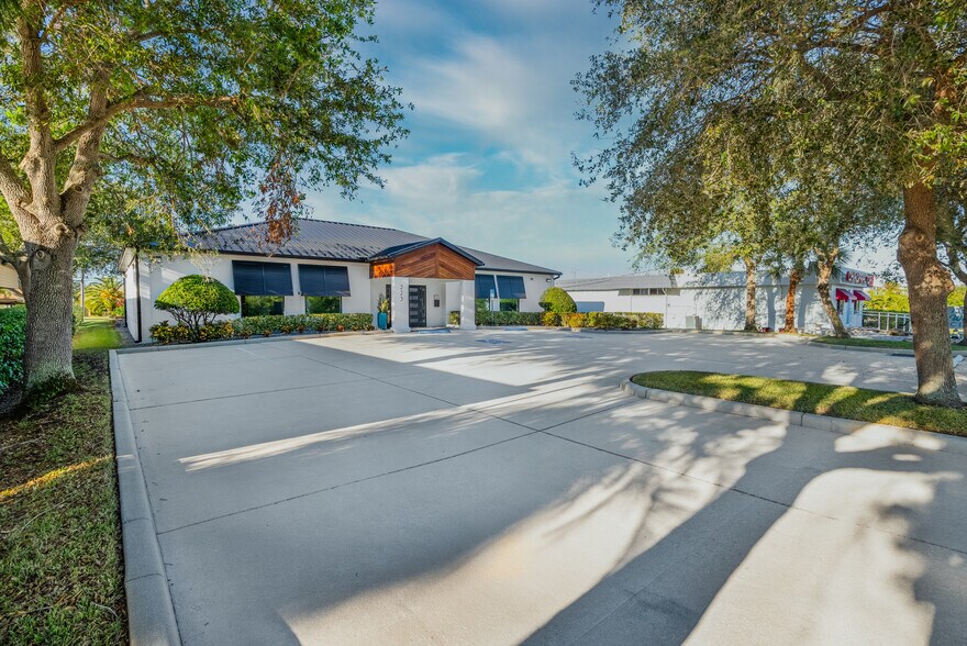 More Photos Of 223 N Causeway, New Smyrna Beach Medical For Sale