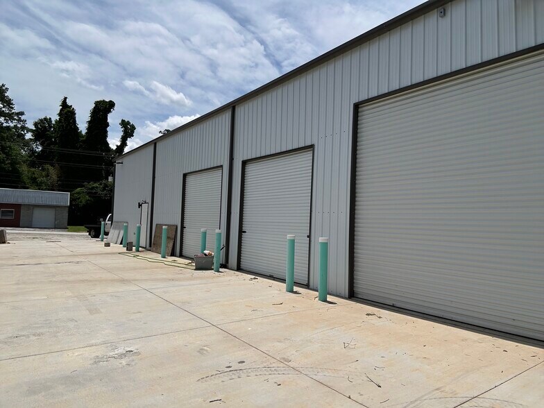 More Photos Of 410 Long Ave, Greenwood Light Distribution For Lease