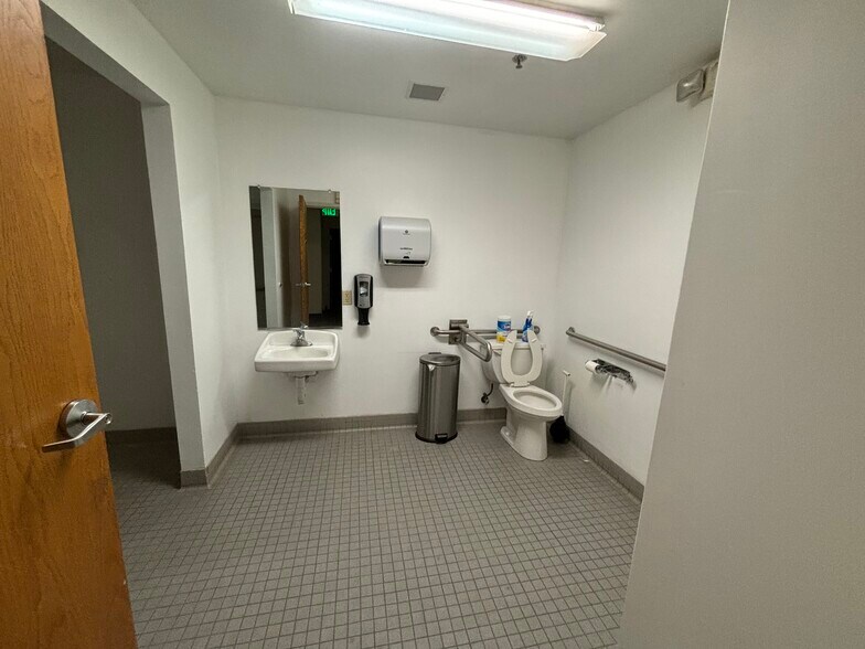 More Photos Of 144 Main St, East Hartford Storefront For Lease