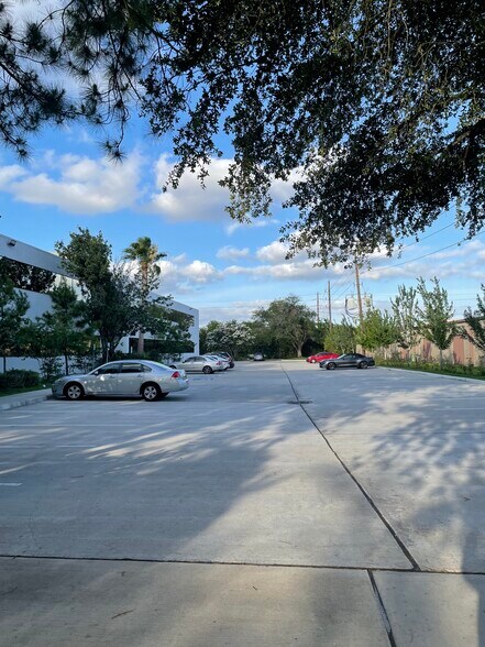 More Photos Of 3707 Westcenter Dr, Houston Office For Lease